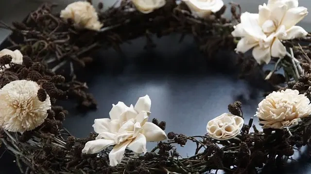 Hæng en flot julekrans med lys i op på din yderdøren